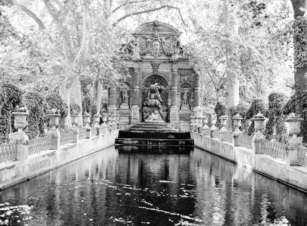 Medici fountain in Paris. Photographed by Wedding photographers in France, Amy Mulder Photography