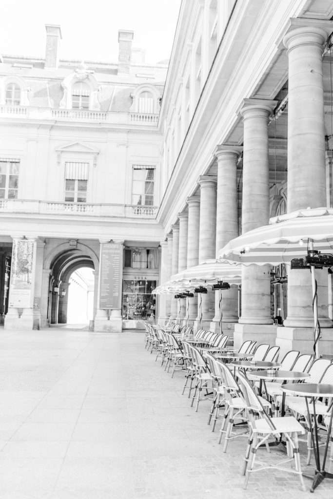 Cafe in Paris in black and white. Photographed by Wedding photographers in France, Amy Mulder Photography